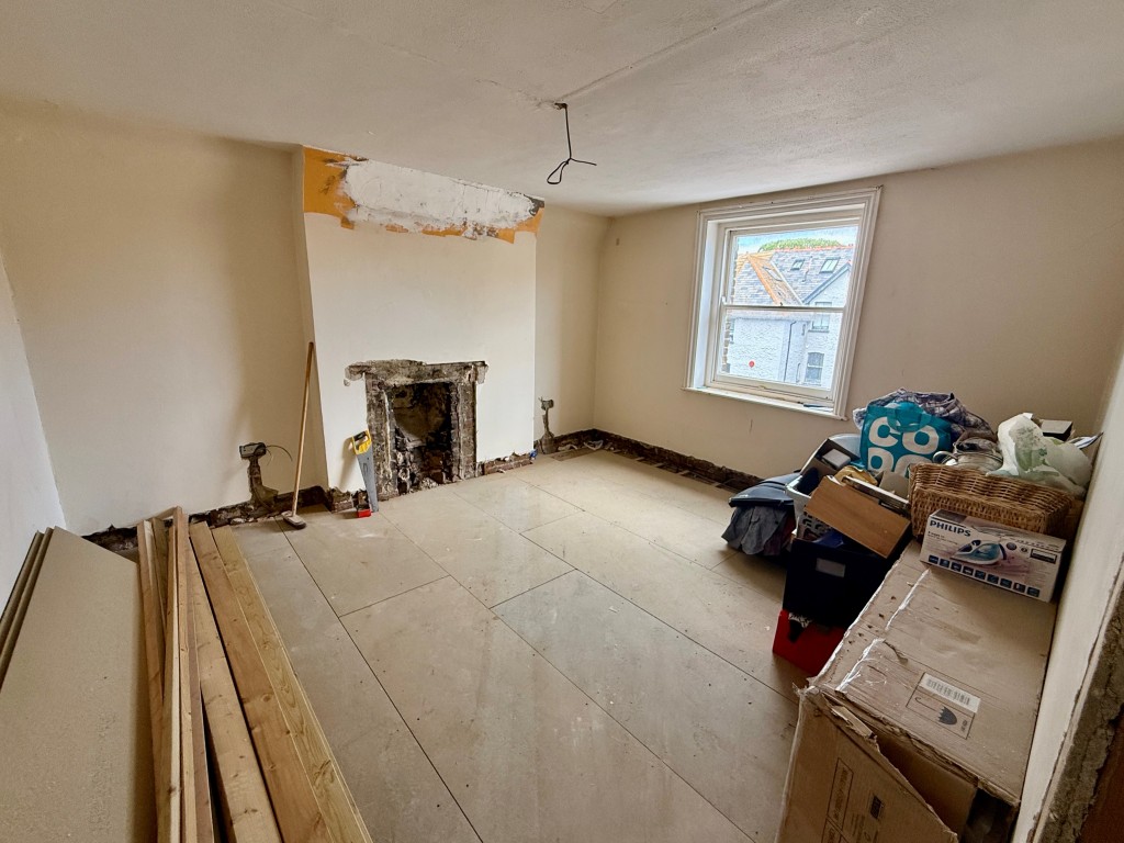 Lot: 40 - THREE-BEDROOM MAISONETTE FOR COMPLETE REFURBISHMENT - Bedroom one